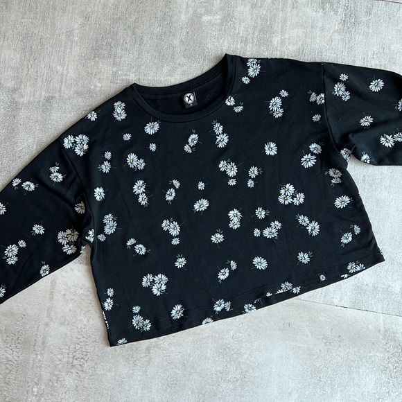 Long Sleeve Top Cropped Black with Daisy print Size Medium - Picture 1 of 6